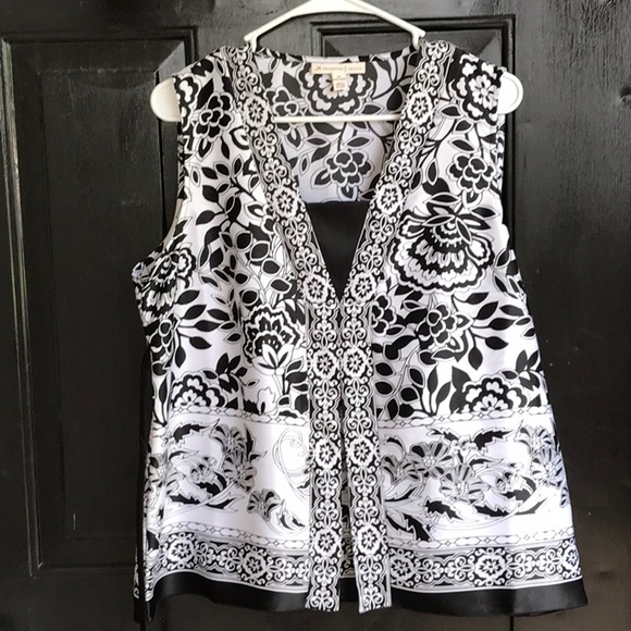 Gorgeous is all I can say about this beautiful black and white top. NWOT - Picture 1 of 10